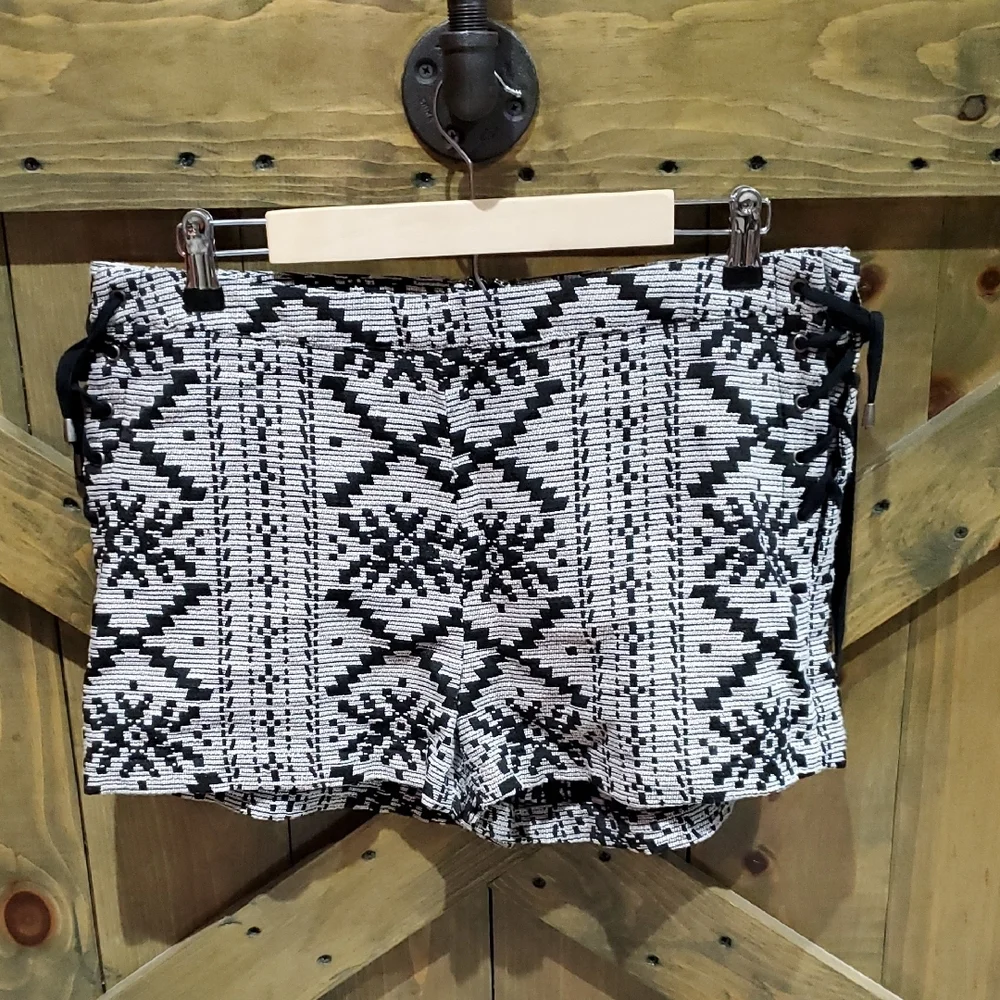 Who What Wear High Waist Black and White Geometric Shorts Tribal Aztec Lace Up - Picture 1 of 10